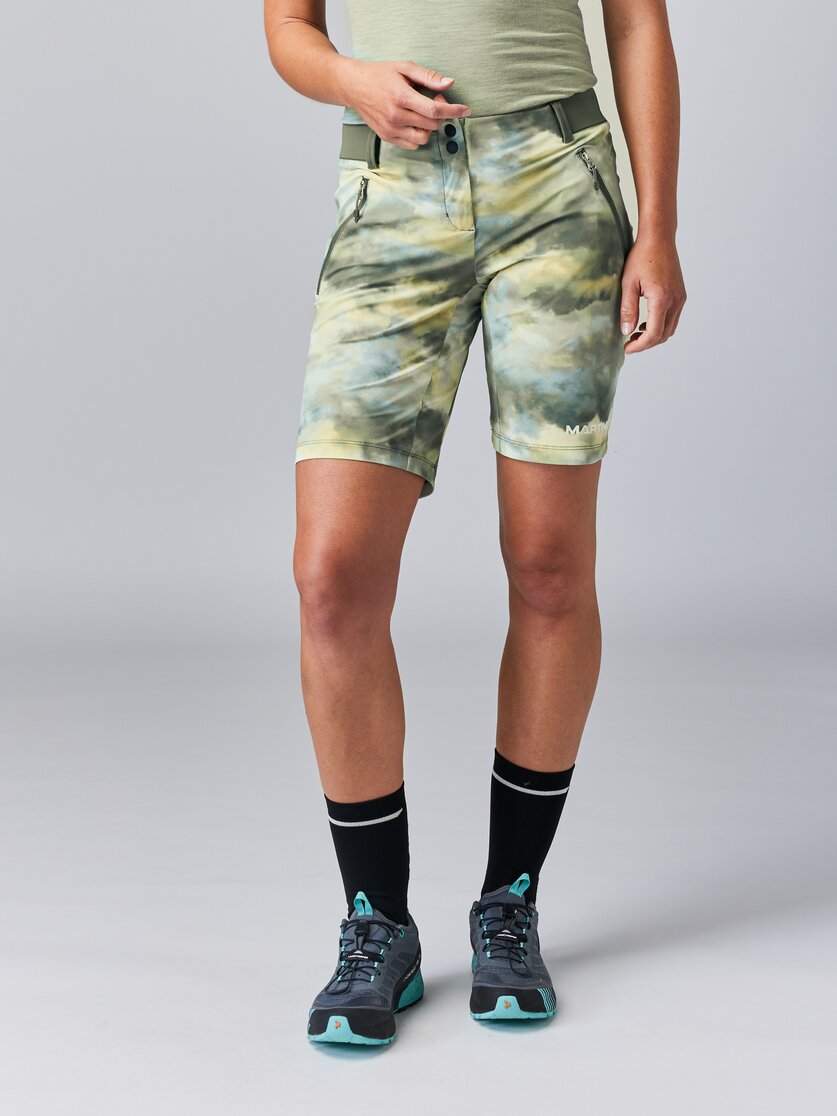 Martini Sportswear - SUNRISE Shorts W - Kurze Hosen in mosstone-greenery - Vorderansicht Model - Damen