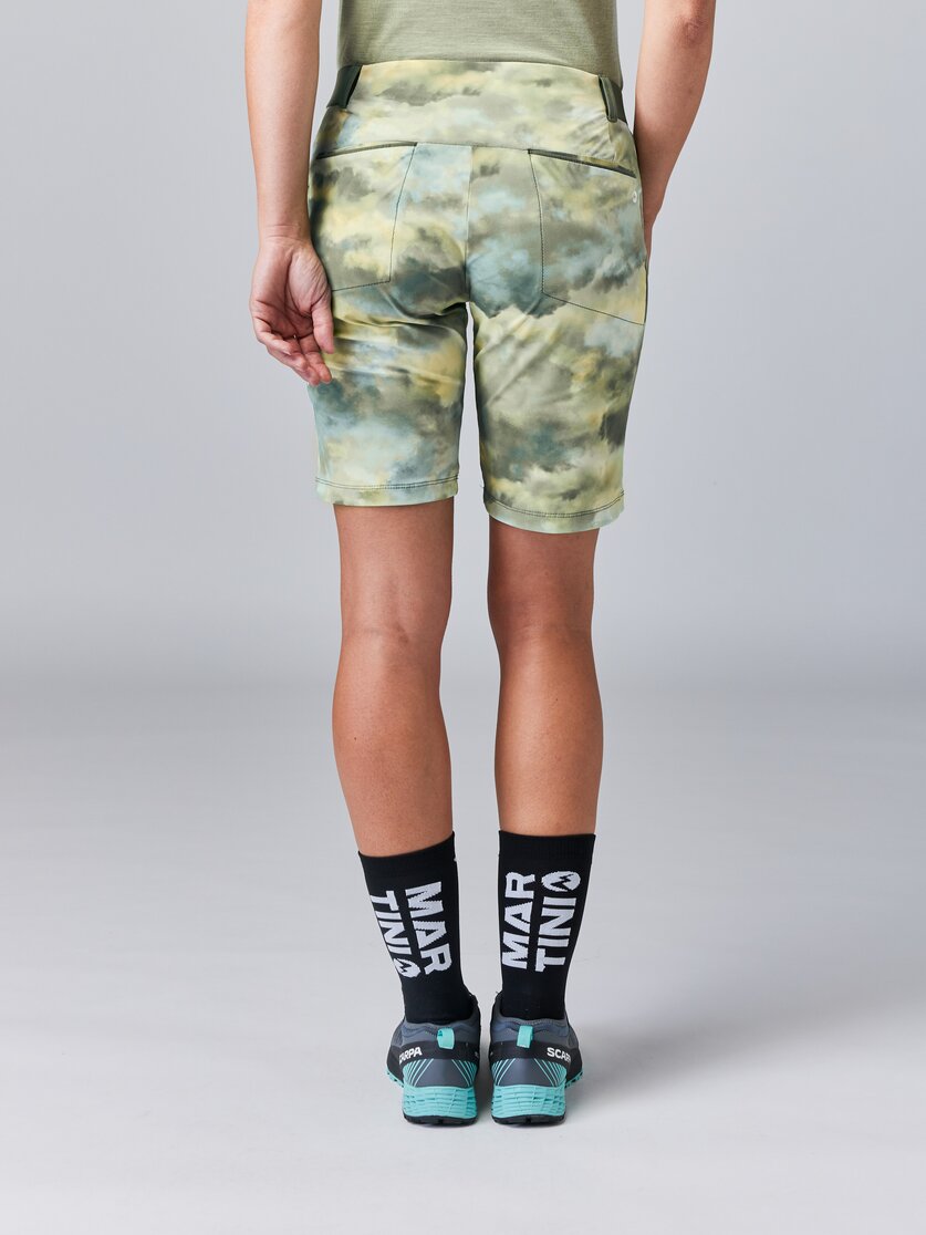 Martini Sportswear - SUNRISE Shorts W - Kurze Hosen in mosstone-greenery - Rückansicht Model - Damen