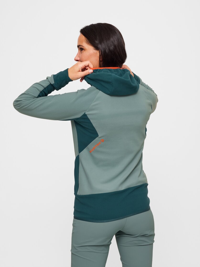 Martini Sportswear - Highventure ML Hooded Jacket W - Strati intermedi in granite-black - vista laterale modello - Donna