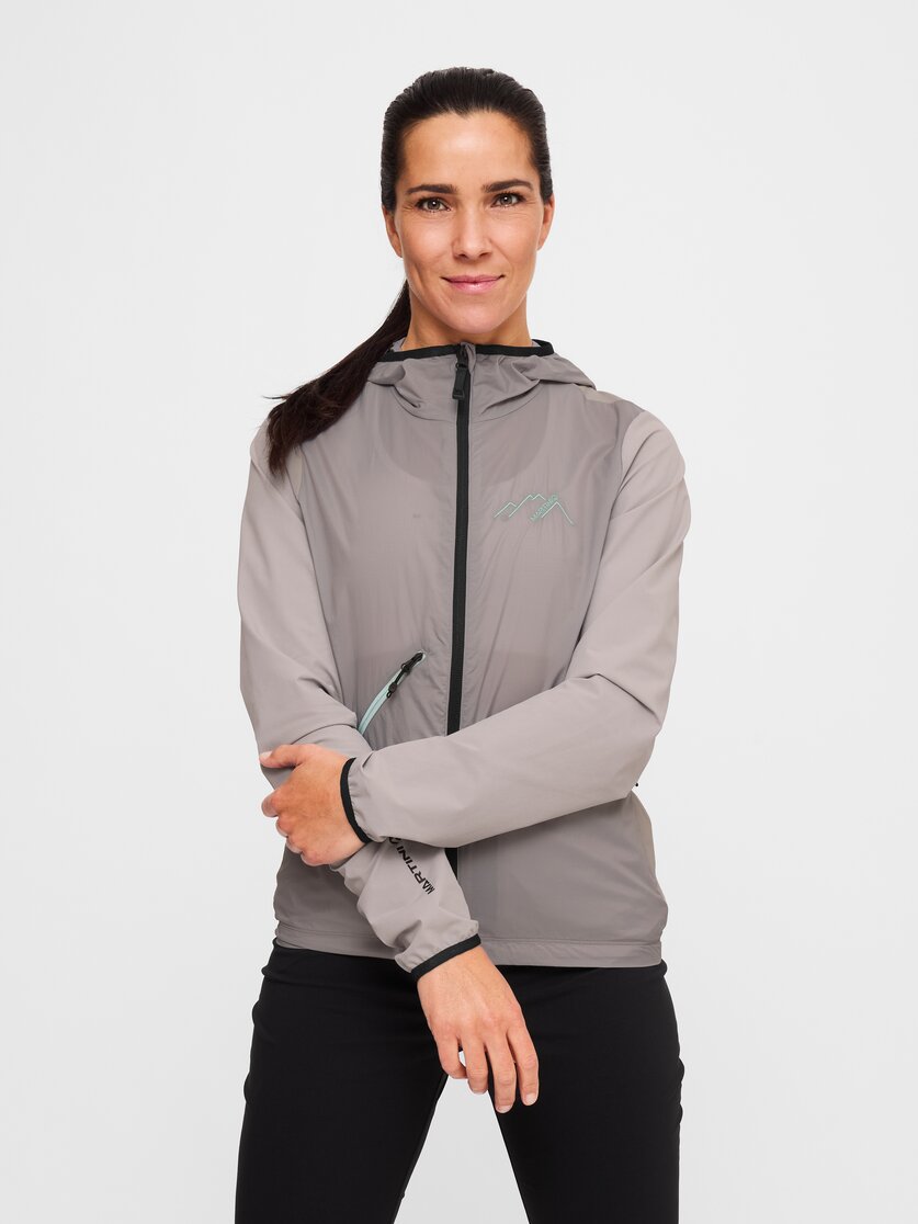 Martini Sportswear - Alpmate WB Hybrid Hooded Jacket W - Hybridjacken in black - Vorderansicht Model - Damen