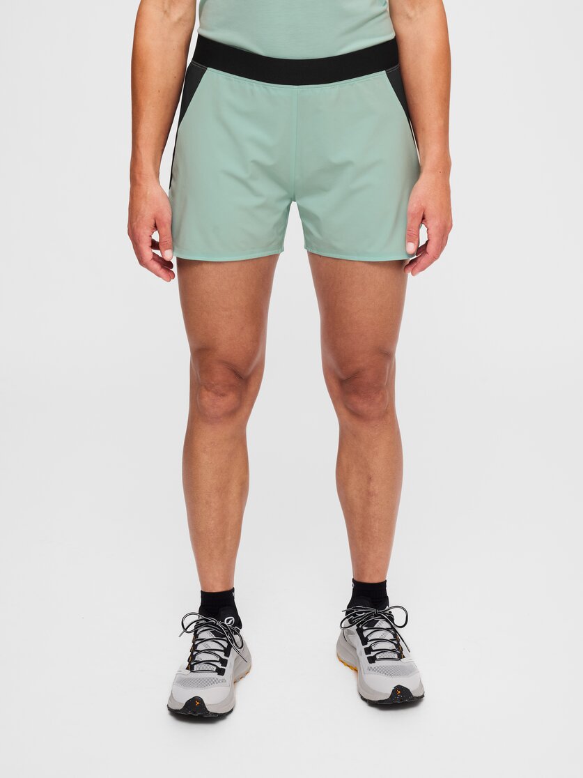 Martini Sportswear - Hillclimb Ultra Shorts W - Kurze Hosen in black-granite - Vorderansicht Model - Damen