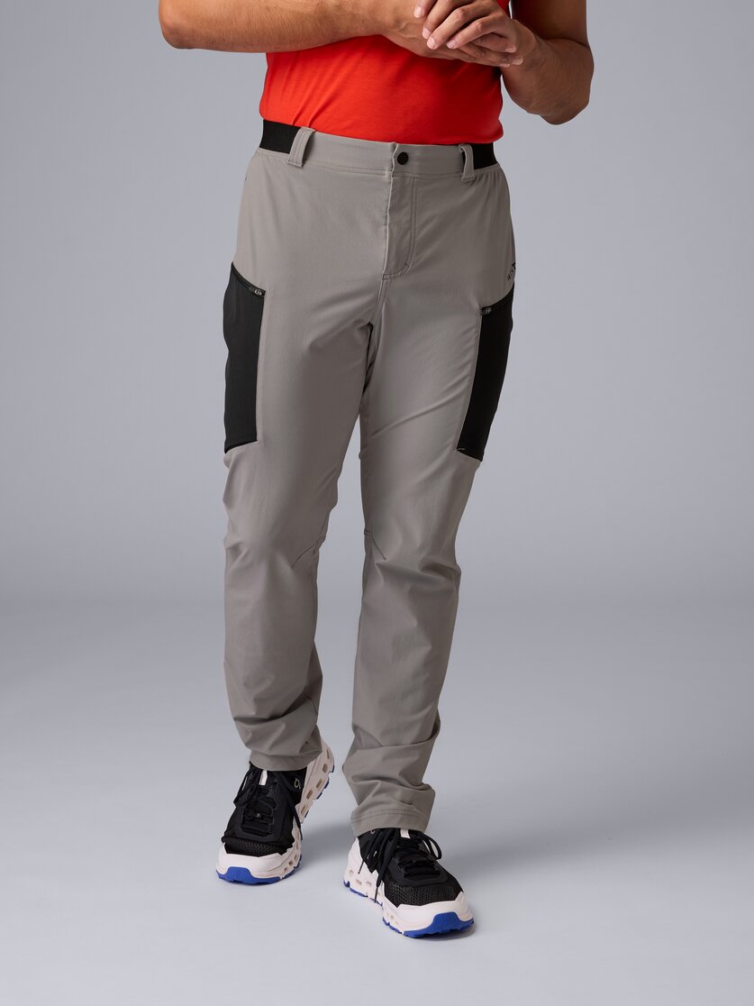 Martini Sportswear - Daybreaker Pants M - Pantaloni lunghi in black - vista frontale modello - Uomo