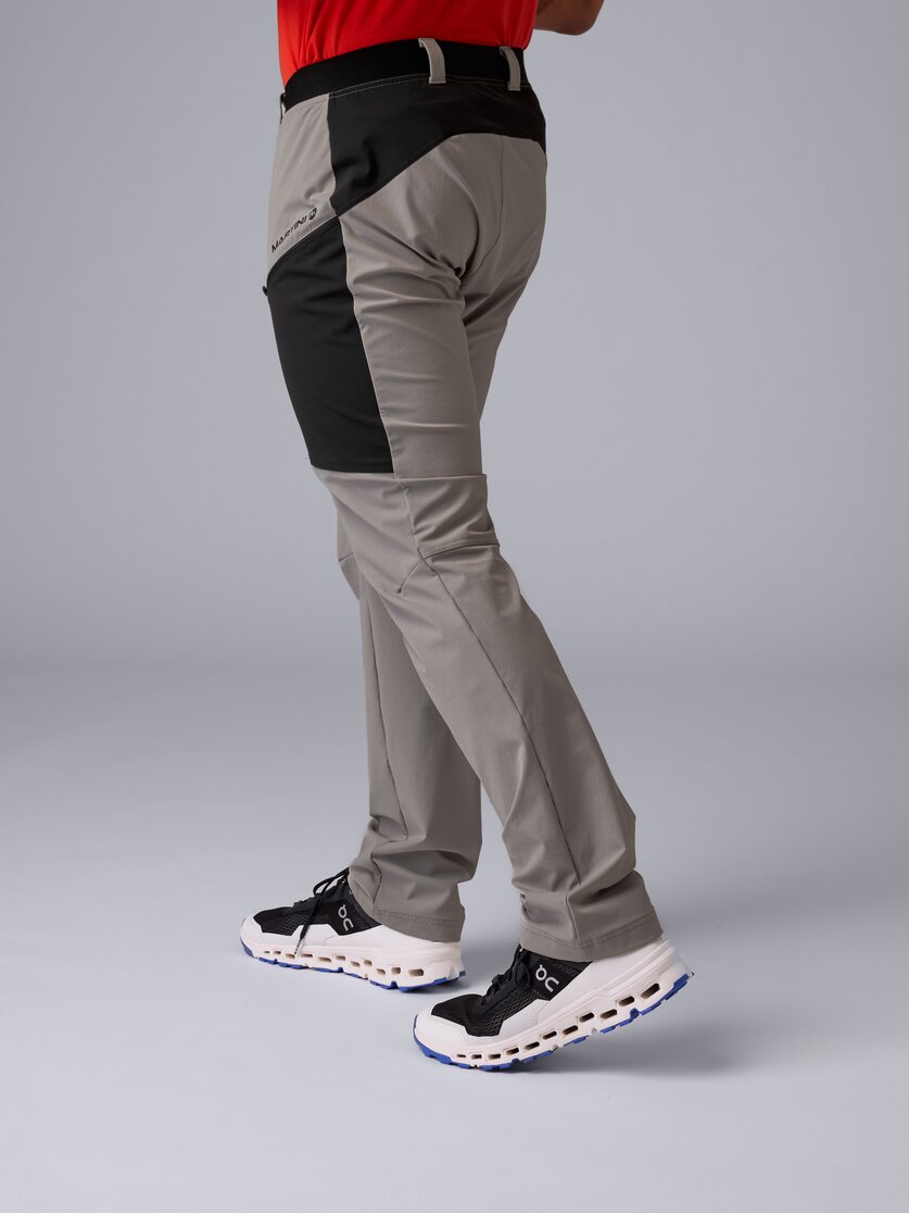Martini Sportswear - Daybreaker Pants M - Pantaloni lunghi in black - vista laterale modello - Uomo