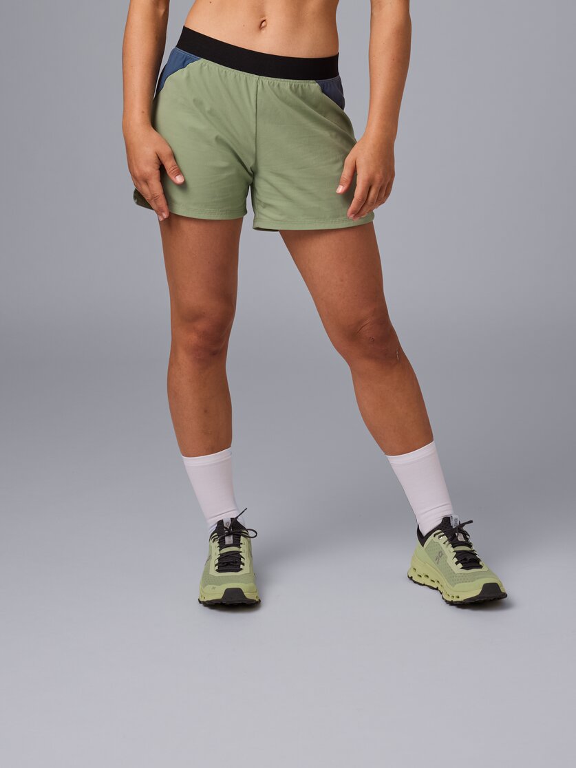 Martini Sportswear - Pacemaker Shorts W - Shorts in tendril-dark blue - vista frontale modello - Donna