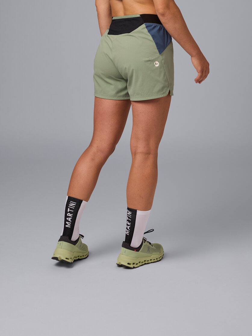 Martini Sportswear - Pacemaker Shorts W - Shorts in tendril-dark blue - vista laterale modello - Donna