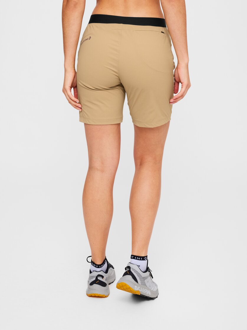 Martini Sportswear - Alpmate Summit Shorts W - Kurze Hosen in black-white - Rückansicht Model - Damen